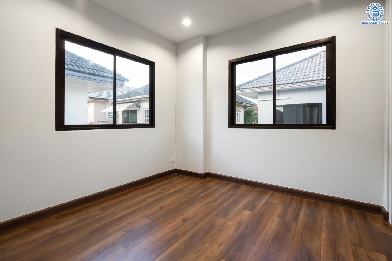 บ้านมือสองตกแต่งใหม่ แบรนด์ Property Perfect ม.มณีรินทร์ รัตนาธิเบศร์-ท่าอิฐ เนื้อที่ 54 ตร.ว. ฟังก์ชัน 3 ห้องนอน 2 ห้องน้ำ 2 ห้องอเนกประสงค์ พร้อมจอดรถได้ 2 คัน บนทำเลศักยภาพ ใกล้ทางด่วน "งามวงศ์วาน" และเพียง 10 นาที ถึงรถไฟฟ้า "สถานีบางรักน้อยท่าอิฐ"...